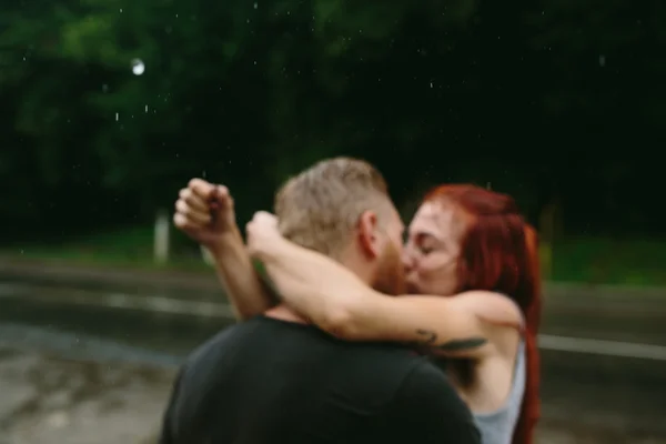 Bella coppia baci sotto la pioggia — Foto Stock