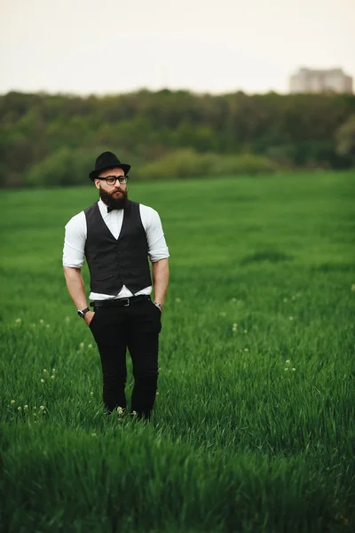 Homme à la barbe, pensant sur le terrain — Photo