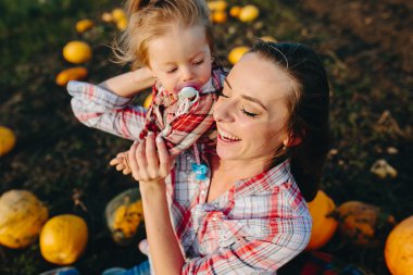 Anne kızıyla oynuyor.