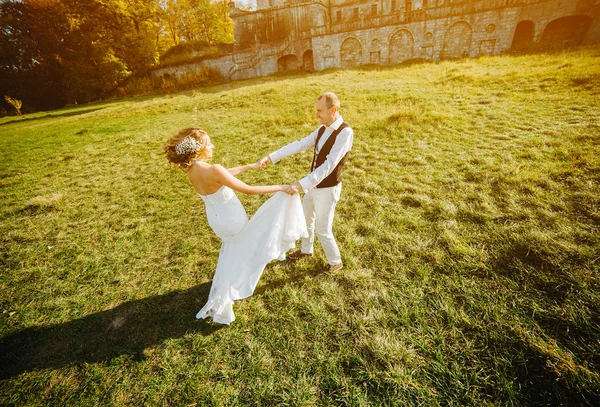 Hermosa pareja divirtiéndose — Foto de Stock