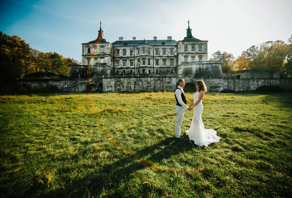 Belo casal se divertindo — Fotografia de Stock