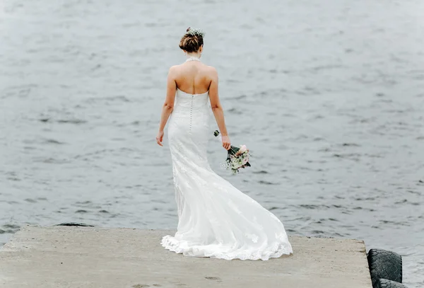 Novia en el lago — Foto de Stock