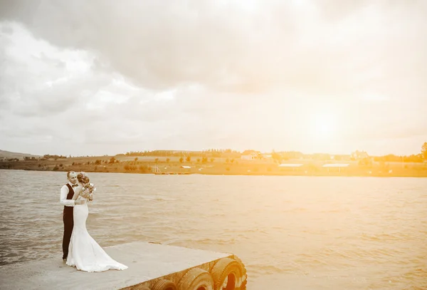 Pareja en muelle — Foto de Stock