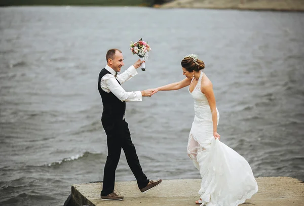 Paar auf Seebrücke — Stockfoto