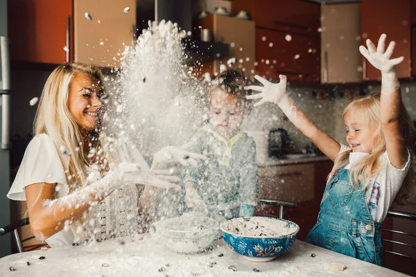 Mãe e filhos brincando — Fotografia de Stock