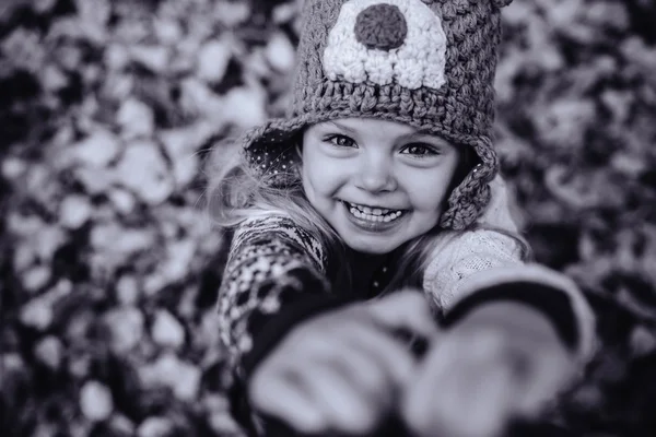 Sonrisa de hija en la cámara — Foto de Stock