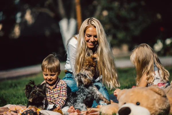 Mère avec des enfants — Photo