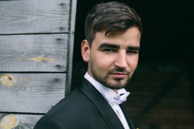 genç yakışıklı damat poz