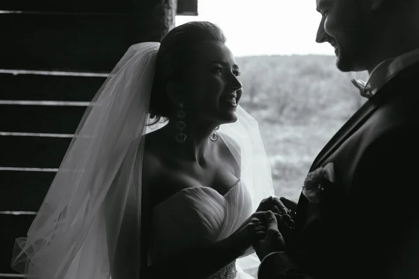 Photo de beau couple sur la nature dans une cabane en bois — Photo