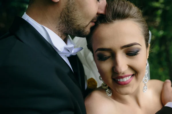 Hermosa pareja de boda en la naturaleza — Foto de Stock