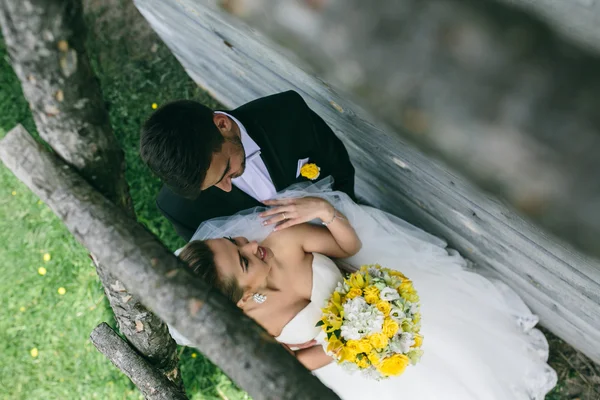 Szép fiatal esküvő házaspár szabadban — Stock Fotó