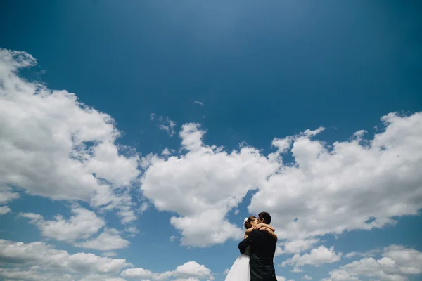 Casal no fundo céu azul — Fotografia de Stock