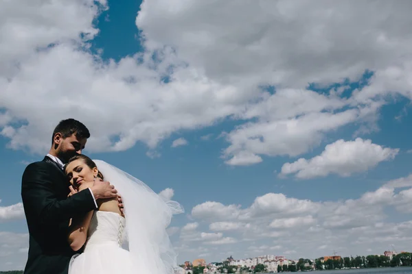 Couple sur fond bleu ciel, l'eau — Photo