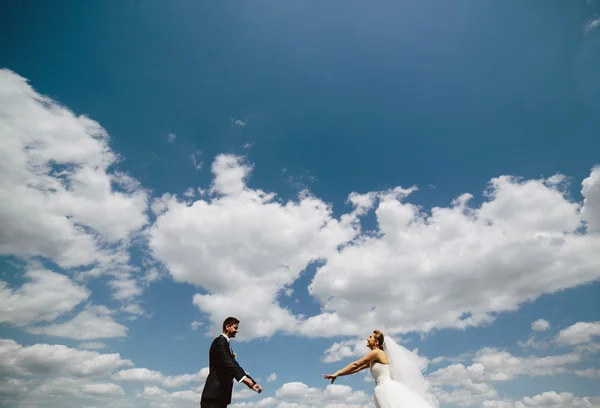 Pareja en azul cielo fondo —  Fotos de Stock