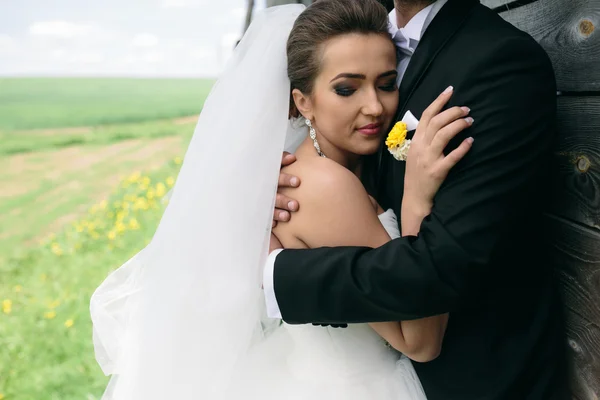 Belo jovem casal de casamento ao ar livre — Fotografia de Stock