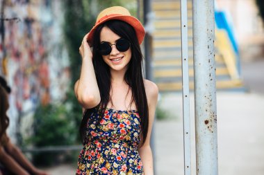 güzel kız şehirde kamera için poz veriyor