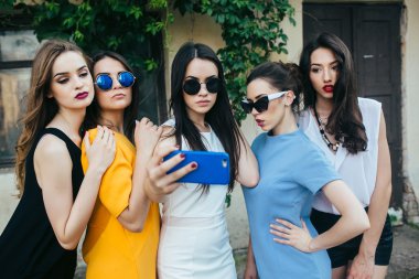 Beş güzel genç kızlar