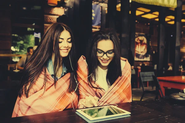 Twee goede vrienden kijken iets op een tablet — Stockfoto