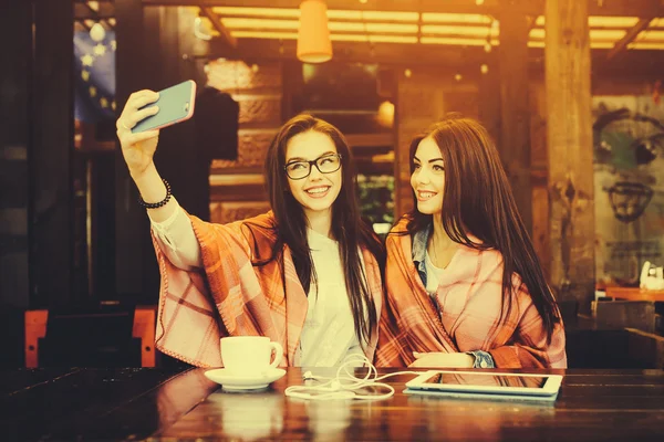 Twee goede vrienden maken selfie in het cafe — Stockfoto