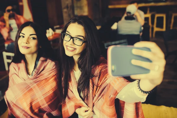 Két közeli barátok csinálni a kávézóban selfie — Stock Fotó