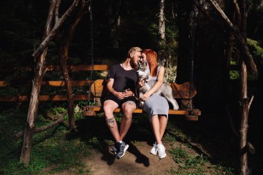 köpek bir salıncak üzerinde birlikte güzel Çift