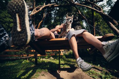 köpek bir salıncak üzerinde birlikte güzel Çift
