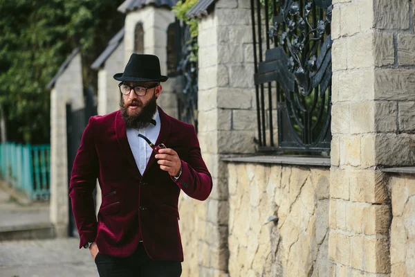 Hombre rico con barba, pensando en los negocios —  Fotos de Stock