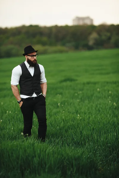 Hombre con barba, pensando en el campo —  Fotos de Stock