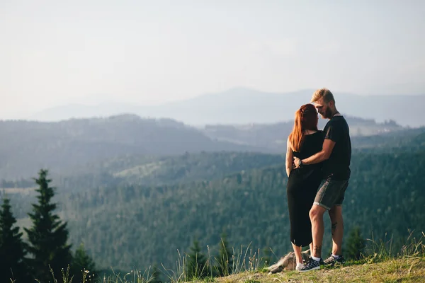 Photo of a couple in the mountains — Stock Photo, Image