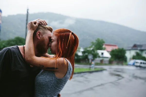 빗 속에서 포옹 하는 아름 다운 커플 — 스톡 사진