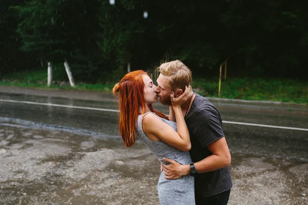 Člověk hodí se svou přítelkyní — Stock fotografie