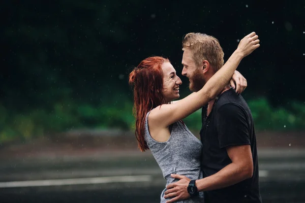 Lindo casal abraçando na chuva — Fotografia de Stock