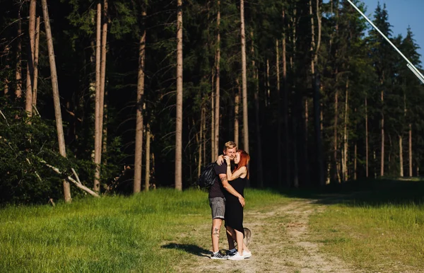 Belo casal de pé em uma floresta — Fotografia de Stock