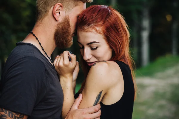 Schönes Paar auf dem Hintergrund des Waldes — Stockfoto