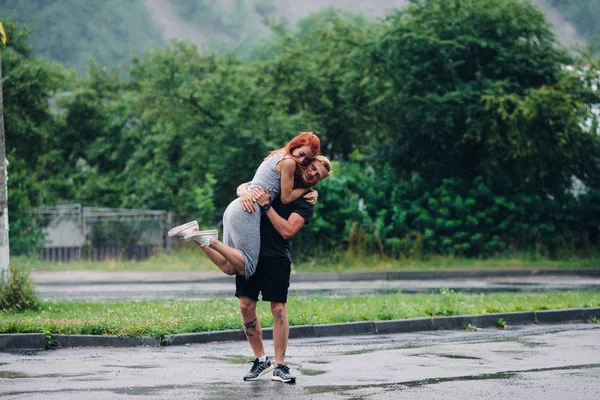 Homem joga até sua namorada — Fotografia de Stock