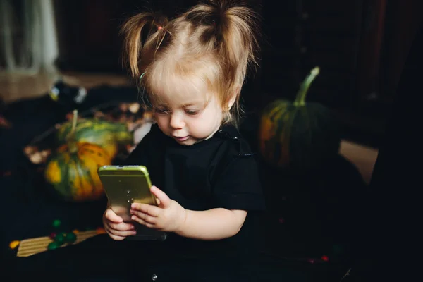 Niña jugando en una bruja — Foto de Stock