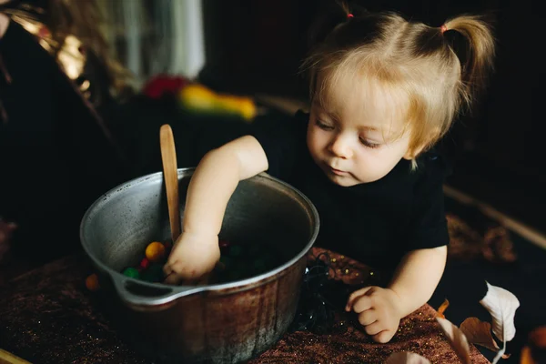 Niña jugando en una bruja — Foto de Stock