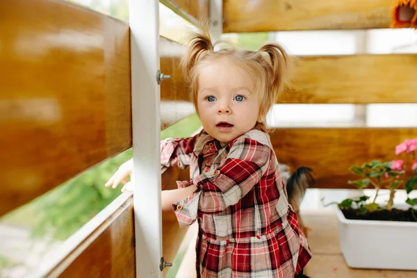 Little girl playing on the balcony — Stock Photo, Image