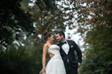 Poz güzel düğün çifti