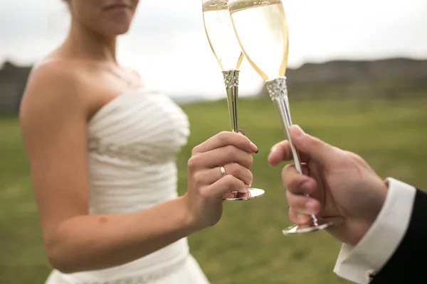 Невеста пара звонких бокалов шампанского — стоковое фото