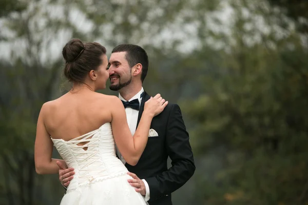 Braut und Bräutigam tanzen gemeinsam im Wald — Stockfoto