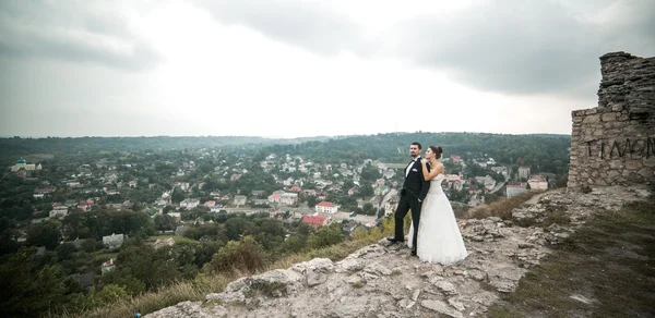 Bröllopsparet poserar för kameran — Stockfoto