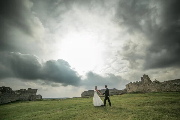 Mooie bruidspaar, wandelen — Stockfoto