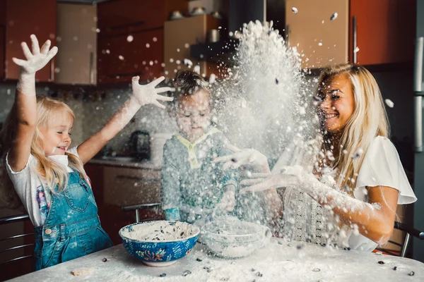 Mather with kids at kitchen — Stock Photo, Image