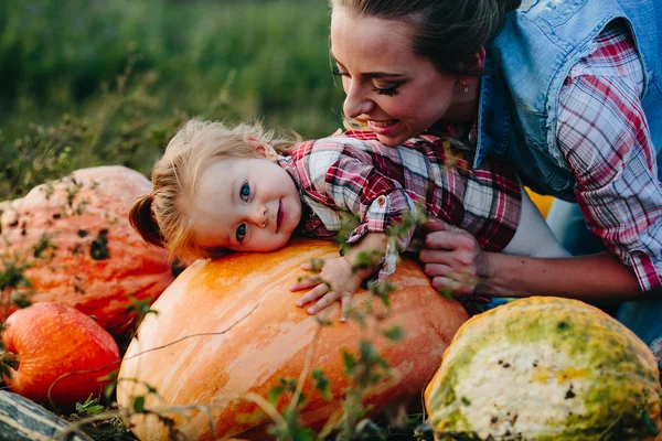 Hija acostada en una calabaza —  Fotos de Stock