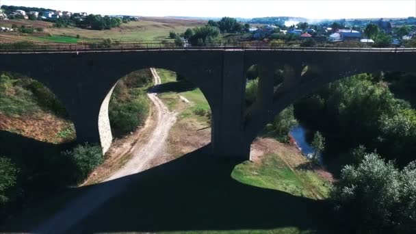 Кам'яний залізничний міст — стокове відео