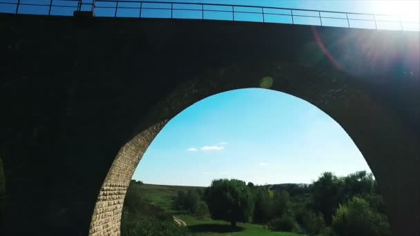 Puente ferroviario de piedra — Vídeos de Stock