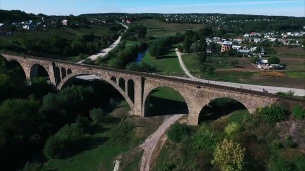 Kamenný železniční most — Stock video