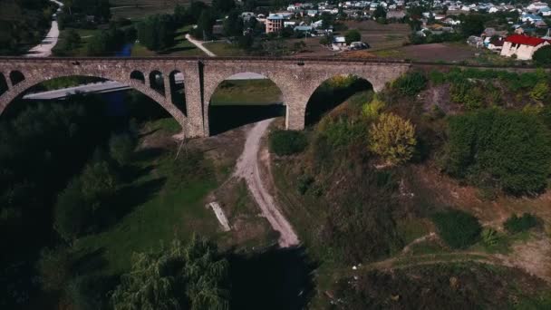 Ponte ferroviario in pietra — Video Stock