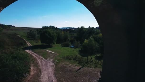 Puente de arco sobre el paisaje de montaña — Vídeos de Stock
